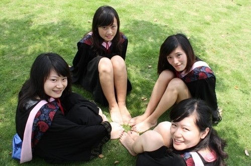 武汉某名校女大学生毕业照集体露大腿(组图)_