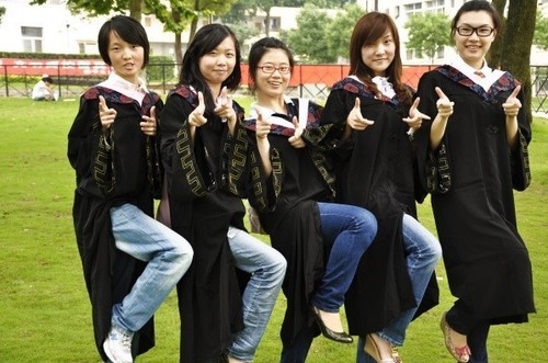 武汉某名校女大学生毕业照集体露大腿