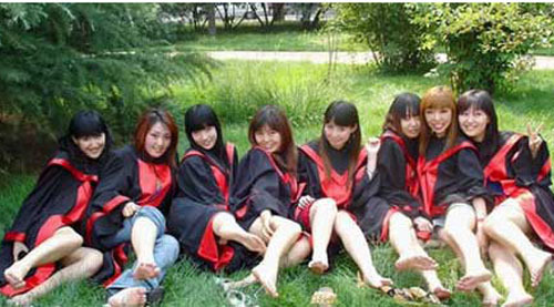 <em>女大学生</em>毕业照集体露大腿被热议 泰国大学新