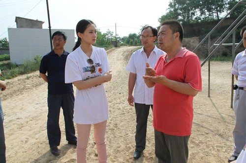 组图:林鹏基金在路上 翻山越岭爱心忙