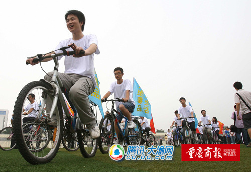 60名大学生骑自行车宣传禁毒(图)_新闻走马灯