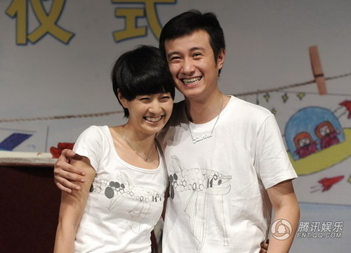 文章庆生热拥老婆马伊璃 露小腿马纹身(图)_