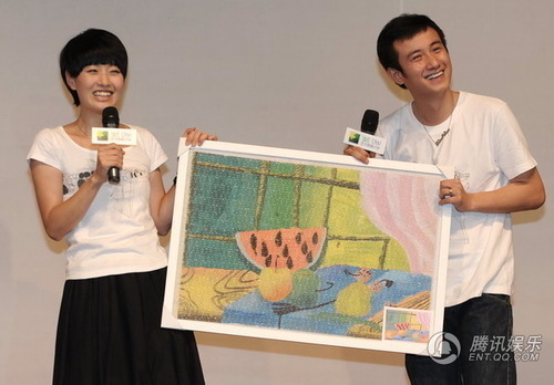 文章庆生热拥老婆<em>马伊琍</em> 露小腿马纹身(图)_