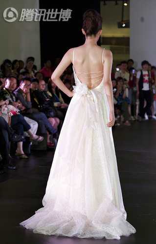 2013中国国际时装秀_中国婚纱时装秀(2)