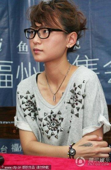 周笔畅变身时尚熟女 与小歌迷攀谈露胸口纹身