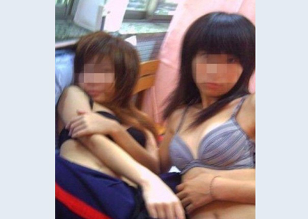 <em>初中</em>生<em>集体拍艳照</em> 突破道德底线_教育频道_今