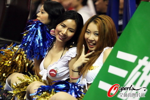 组图:广东VS陕西 宝贝雪儿场边客串摄影师_体