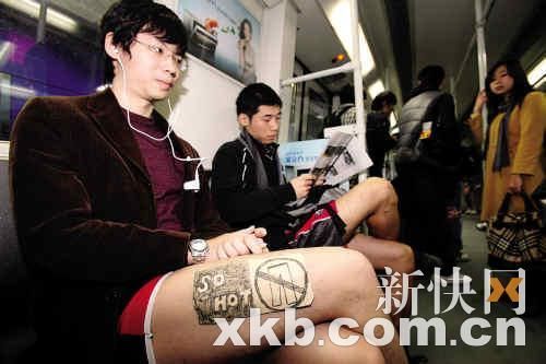 <em>没穿</em>外裤的18个男人<em>女人</em>旁若无人地坐在地铁