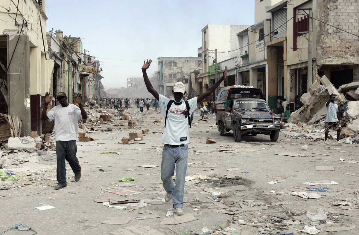 海地人民在市中心的商业区抢劫.