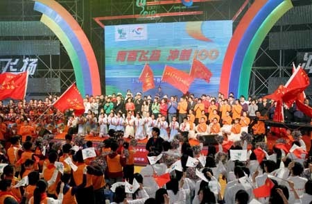 组图:上海举行青少年青春世博行动主题集会