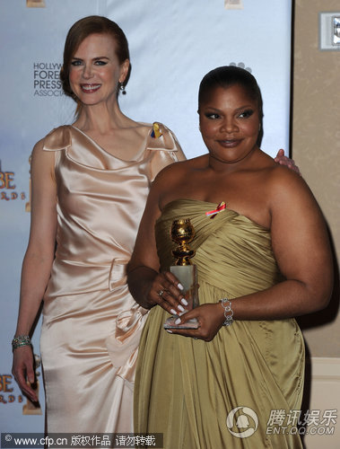 金球奖后台 基德曼与电影类最佳女配角合影