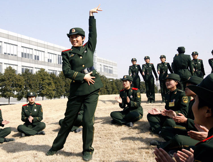 上海武警特招数千名女兵承担世博会安保任务