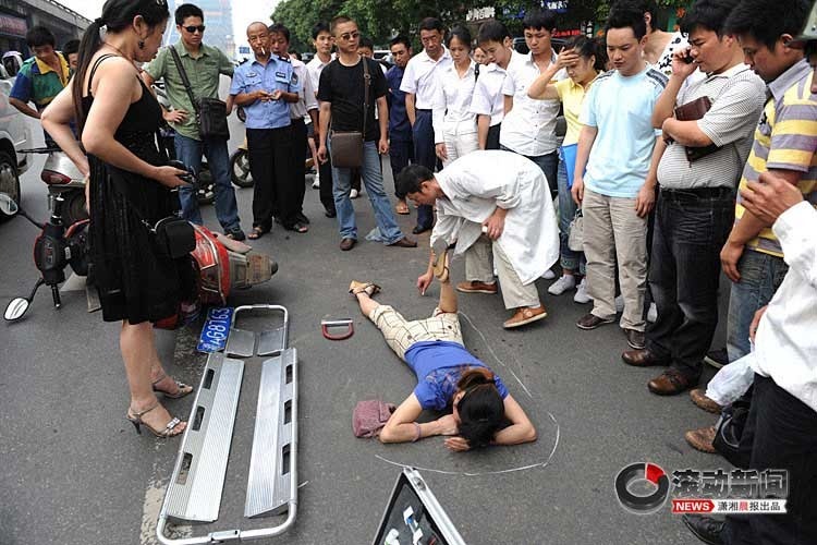 刘女士骑电动车时被一辆别克车撞倒在地,她的下巴和左腿受伤.