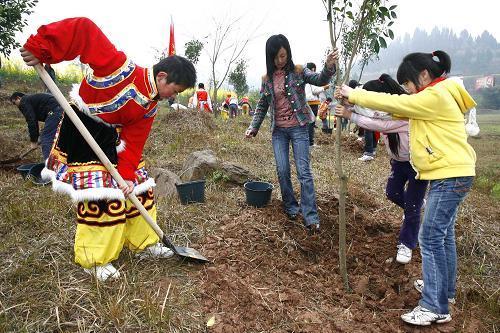 禅镇中心小学的学生和来自汶川县卧龙小学的藏族学生一起开展植树活动