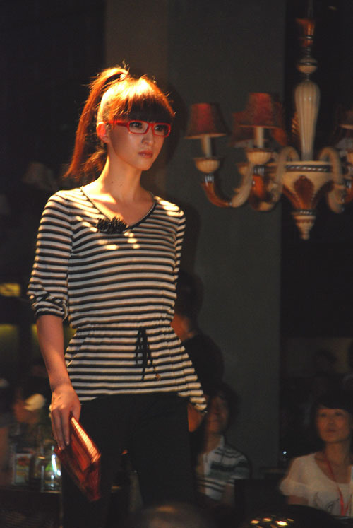 <em>妙娅</em>服饰2010年秋冬新品发布_09焦点关注_腾