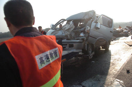 痛彻人心来自车祸现场的图片警示