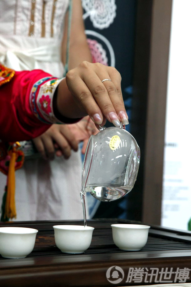 高清:北川<em>美女尔</em>玛姐宝钢大舞台秀羌族茶艺_新