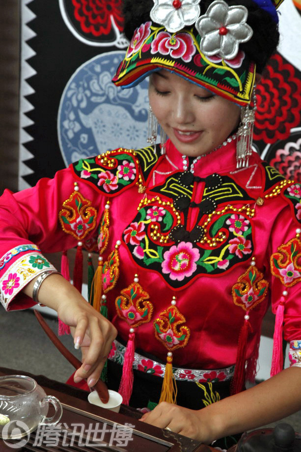 高清:北川<em>美女尔</em>玛姐宝钢大舞台秀羌族茶艺_新