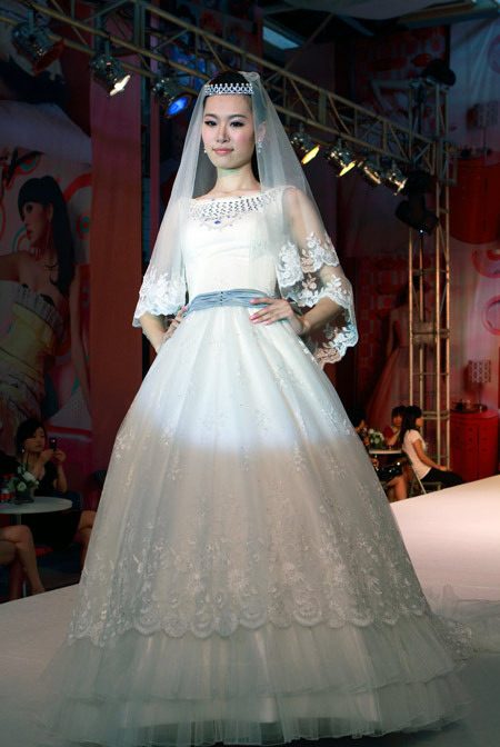 点击图片查看详情 新嫁衣婚纱_2011婚纱礼服最新潮流 花朵嫁衣时尚风情(3)