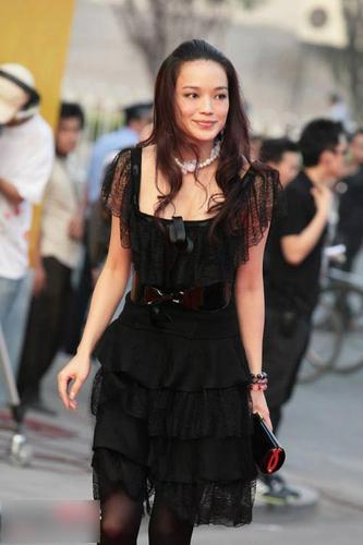 网眼:黑丝女星银色边卖弄组图热衷风情的美女丝袜蕾丝包臀图片
