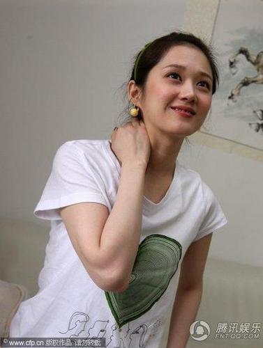 张娜拉穿居家可爱装受访 称首次中国任教压力