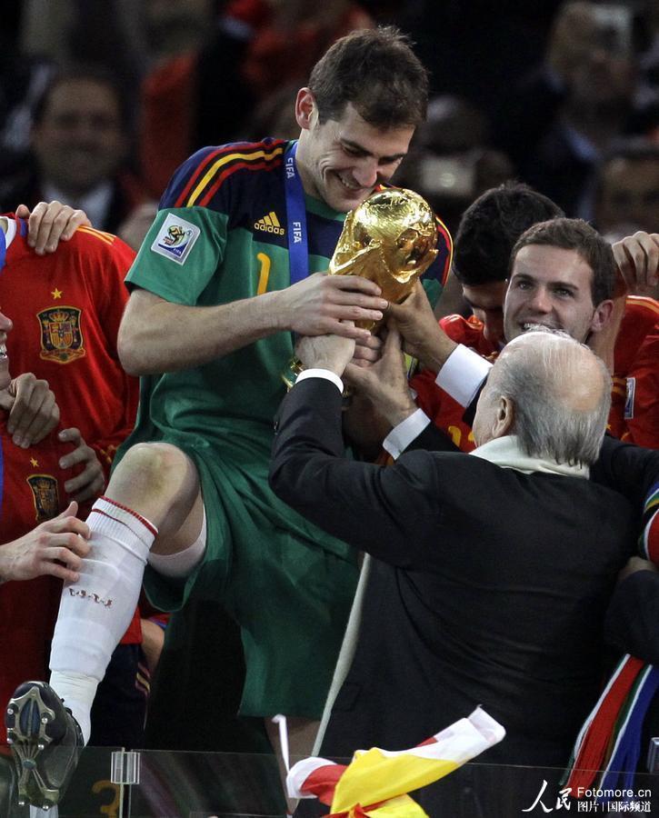 高清:西班牙圆梦南非 捧金杯勇登世界之巅