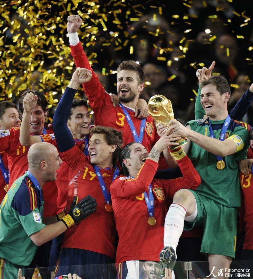 高清:西班牙圆梦南非 捧金杯勇登世界之巅
