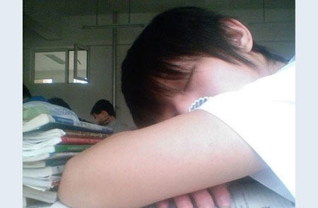 偷拍女同学上课的超性感睡姿_女生日记