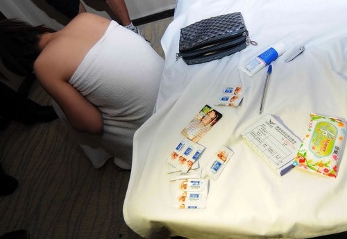 广西南宁扫查涉黄场所 被抓嫖客自抽8耳光