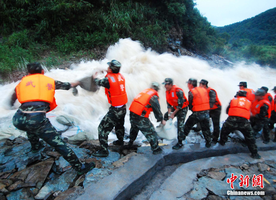 高清:江西九江梅溪水库现险情 军民齐心抗洪