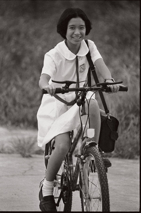 1995年，深圳河上游长岭村小学生过境香港读书。