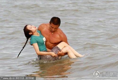 组图:甘婷婷拍戏穿裙做后空翻 与胡兵水中纠缠