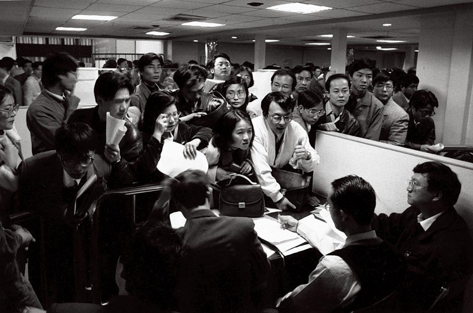 1992年，深圳人才市场白领求职。