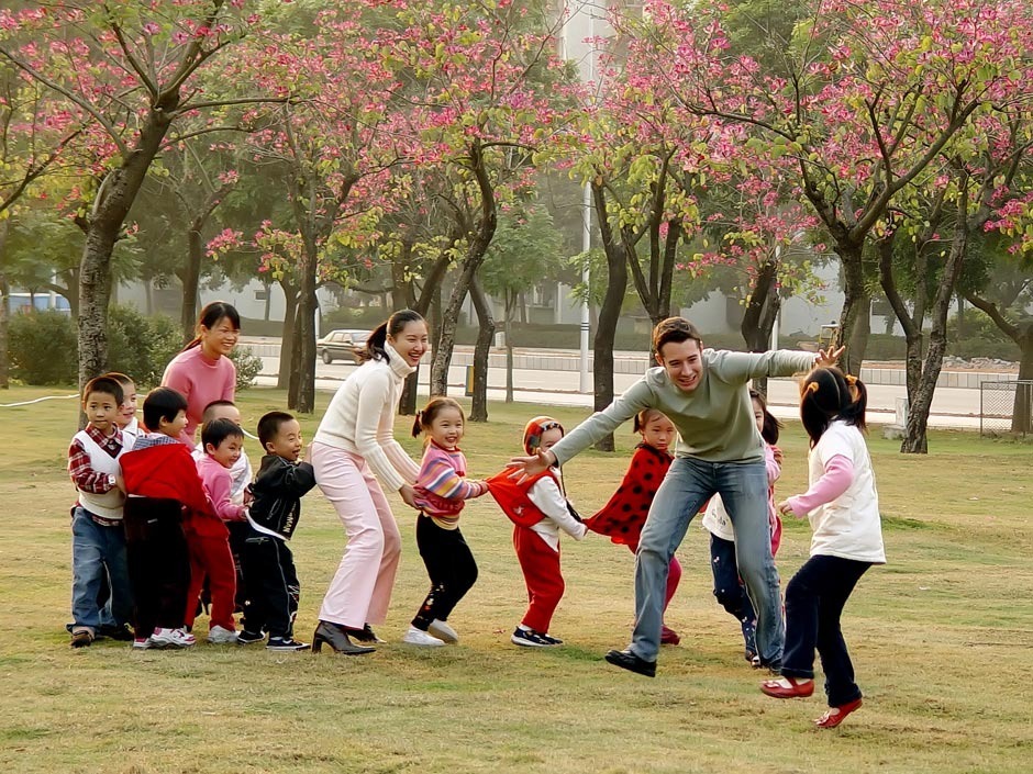 2008年，南山外教和孩子效游。