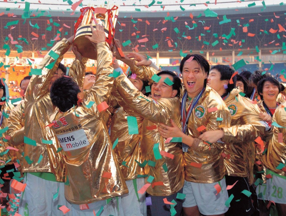 2004年中超联赛，深圳队经过艰苦奋战，终于获得冠军。这是深圳足球史的光辉一刻。
