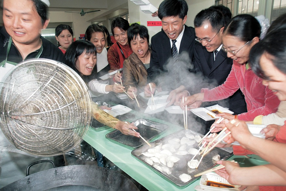 1999年春节，莲塘工业区留深过年的青工吃饺子。