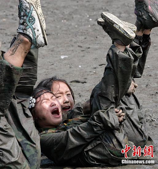 组图:韩国小学生参加军训夏令营 泥地里训练_