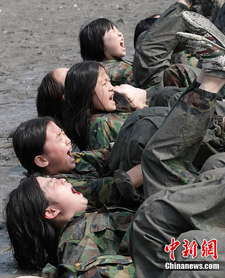 组图:韩国小学生参加军训夏令营 泥地里训练_