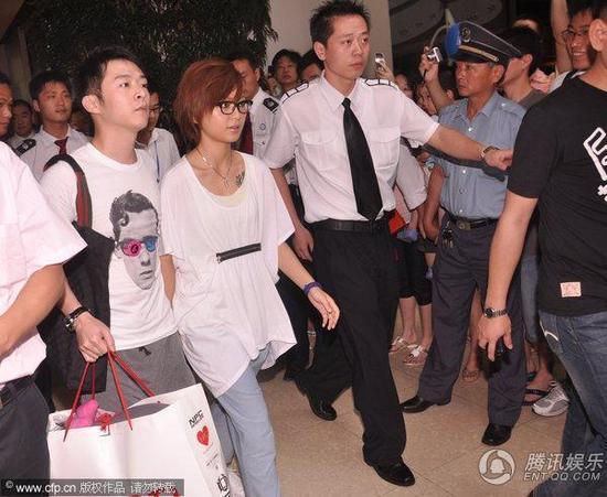 组图:周笔畅逛街露胸口纹身惹混乱