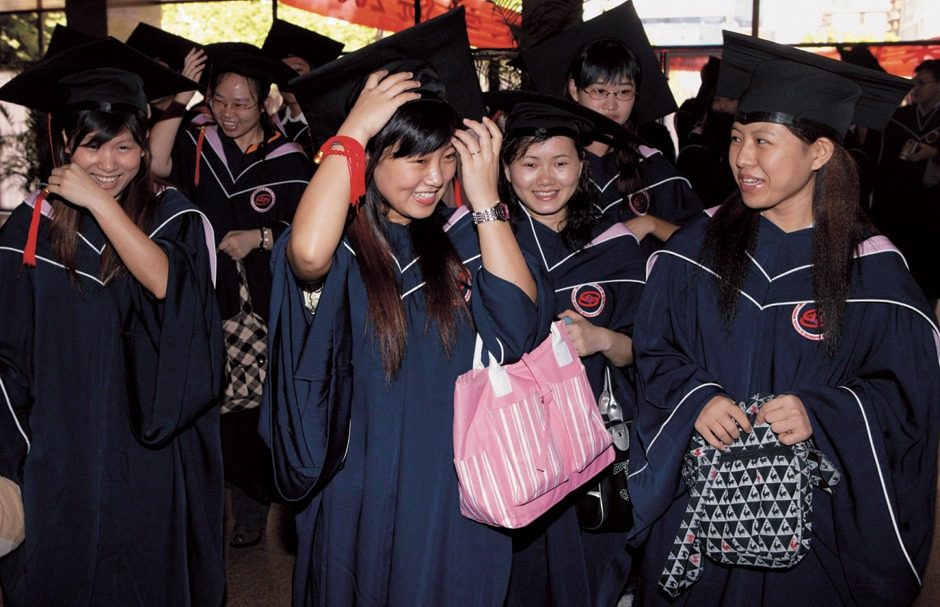 深圳信息学院应届毕业生典礼，就业百分百。