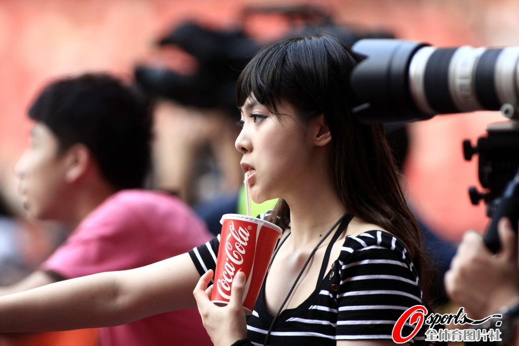 点击图片查看详情 梦舟VS香港明星险群殴 场边现美女记者