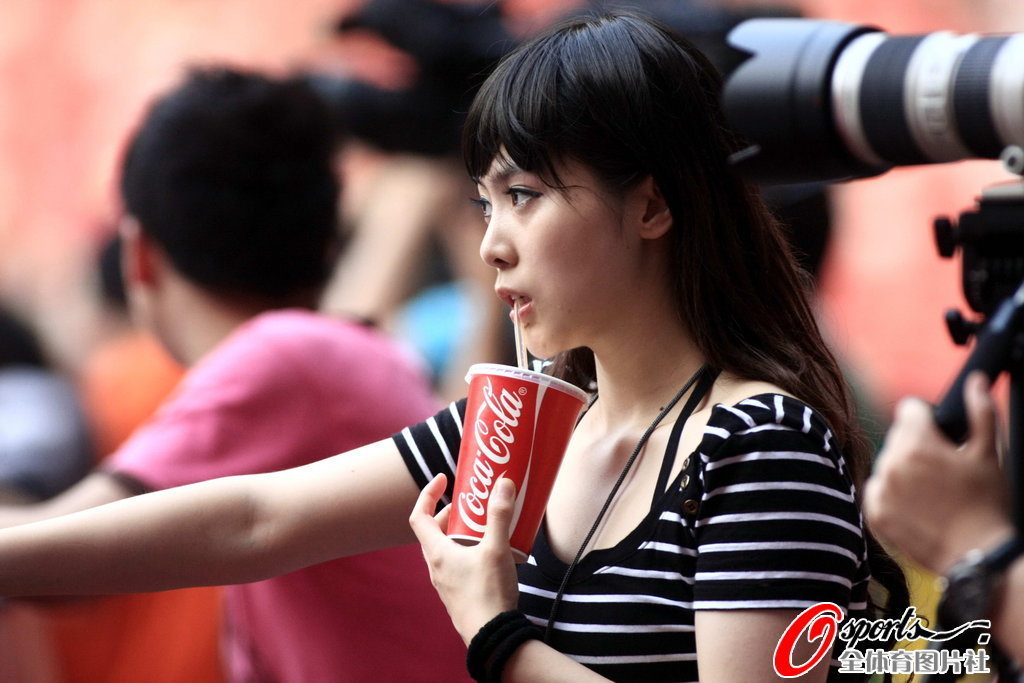 梦舟VS香港明星险群殴 场边现美女记者