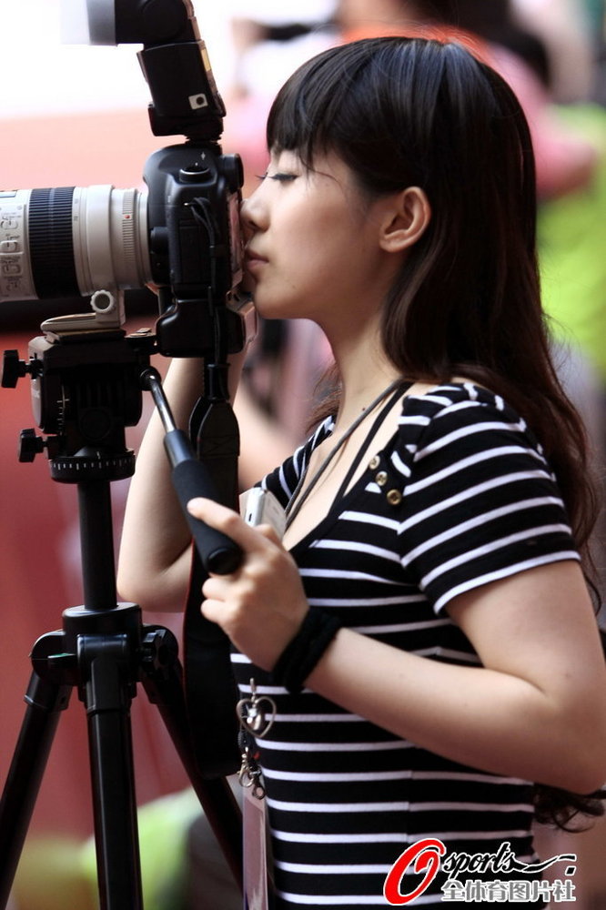 梦舟VS香港明星险群殴 场边现美女记者