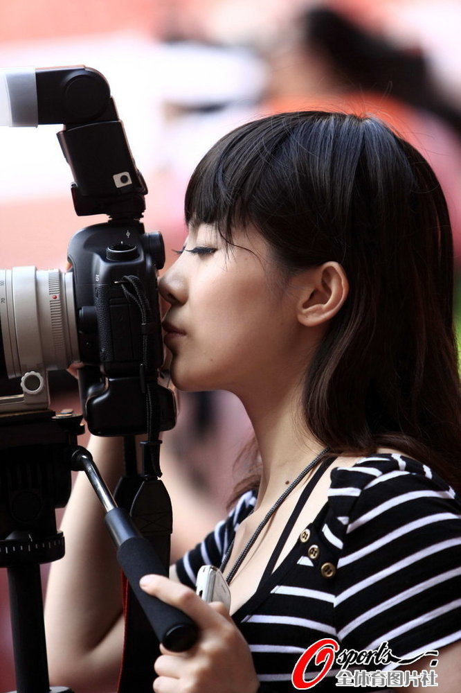 梦舟VS香港明星险群殴 场边现美女记者