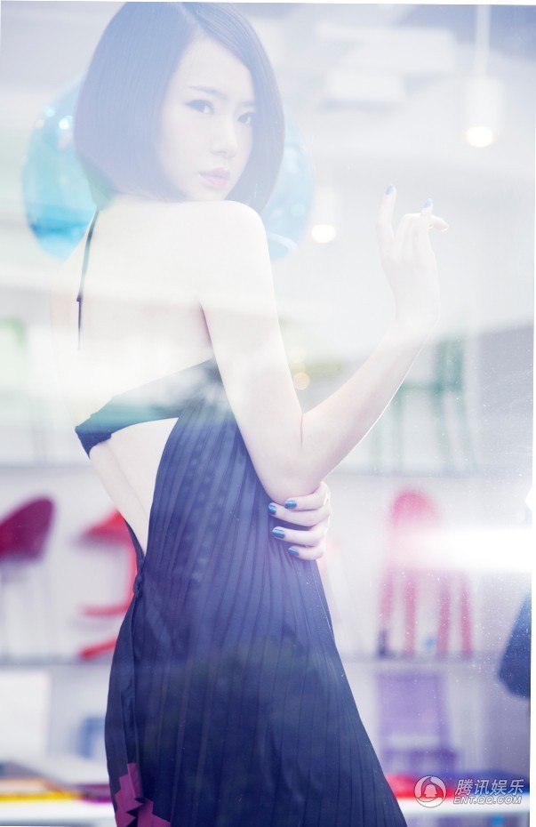 戚薇<em>性感</em>彩妆<em>大片</em> 诠释<em>女生</em>夏日迷离风(组图)_