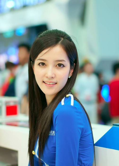 高清:ChinaJoy腾讯展台 蓝衣美女引人眼球