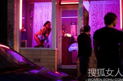偷拍布鲁塞尔<em>红灯区</em>橱窗里的<em>女人</em>_腾讯·大楚