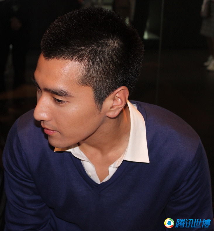 高清:赵又廷现身意大利馆 手工制鞋夺人眼球