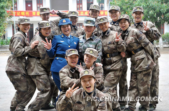 高清组图:<em>广空</em>某指挥所多才多艺<em>女兵</em>进军营_新