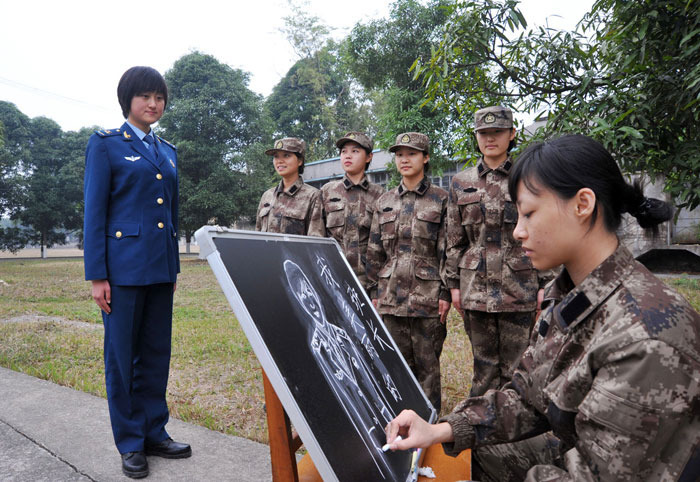 高清组图:<em>广空</em>某指挥所多才多艺<em>女兵</em>进军营_新